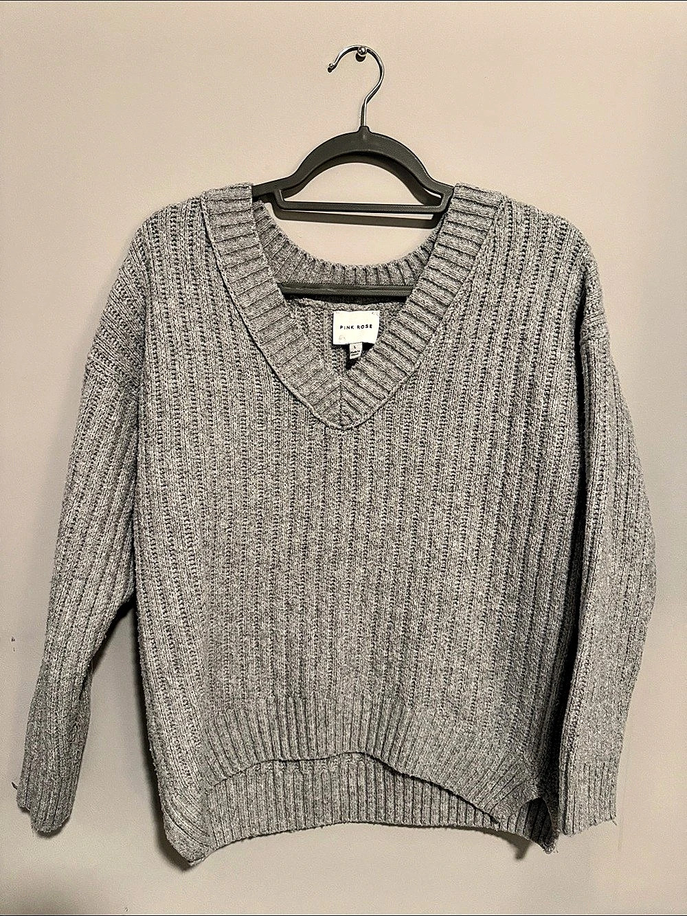 Pink Rose V-Neck Sweater in Gray Size Large Like New